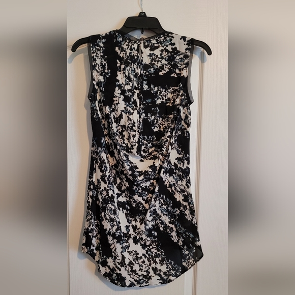 Vera Wang Sleeveless Top - Picture 2 of 4